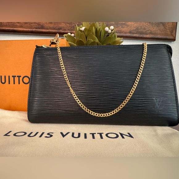 EUC Louis Vuitton LV Pochette Accessory Pouch Handbag with COA, box and dust bag - Picture 3 of 13